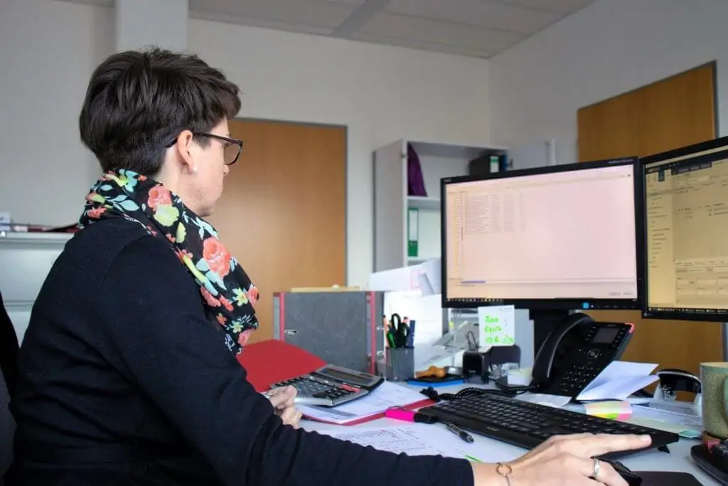 Mitarbeiterin_AARTAX_bei_der_Arbeit